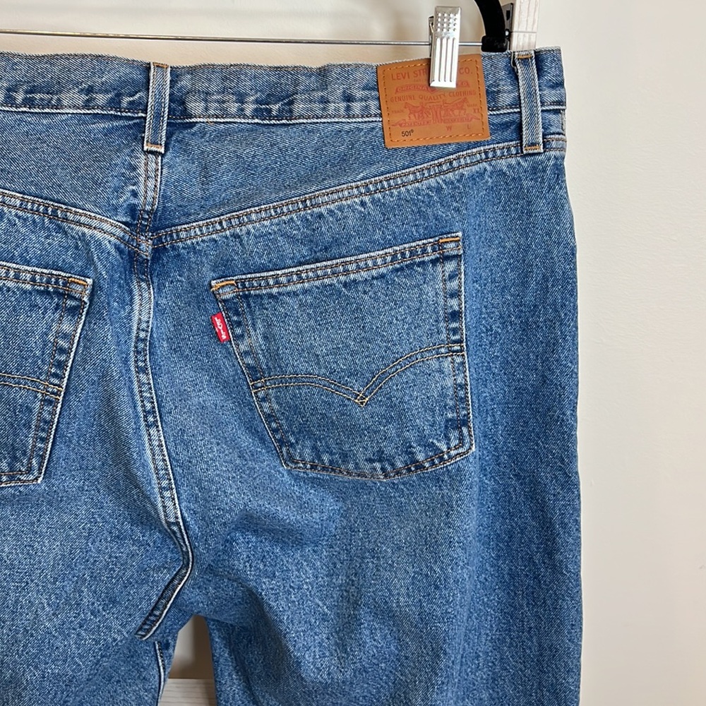 LEVI’S PREMIUM 501® ‘90S WOMEN'S JEANS - Destructed Indigo - Medium Wash - Picture 9 of 16